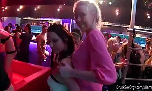 Млада жена с къси porno balgarsko панталони.