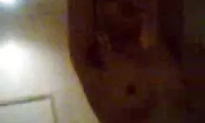 Възрастна жена крещи гола в банята бг мини порно