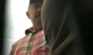 Двама порно бг мъже вземат красиво момиче